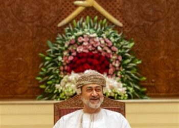 سلطان عُمان يتابع تطورات جائحة كورونا .. ويؤكد: انخفاض كبير في أعداد الإصابات