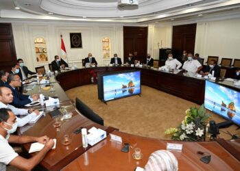 وزير الإسكان يبحث مخططات تنمية أراضى الساحل الشمالي الغربي الواقعة شرق مدينة العلمين الجديدة