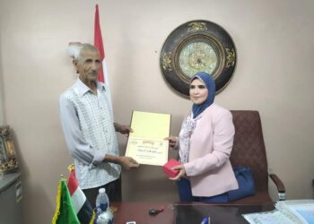 برلمانية تكرم أكبر طالب حاصل على شهادة الثانوية العامة برعاية صحية بكبرى المستشفيات الخاصة وذلك بتسليمه بطاقة تأمين مدي الحياة