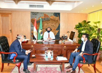 محافظ الفيوم يناقش معوقات تنفيذ مشروعات الري بمبادرة “حياة كريمة” للإسراع بمعدلات التنفيذ