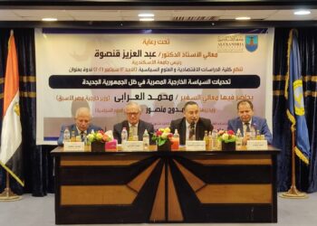 الدكتور قنصوه خلال ندوة كلية الدراسات الاقتصادية والعلوم السياسية: