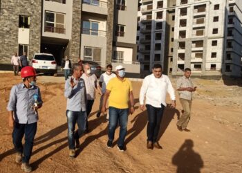 مسئولو الإسكان يتفقدون سير العمل بمدينة ملوي الجديدة