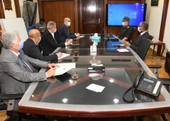 وزير الإسكان ونائب “الهيئة الهندسية” يدرسان توفير احتياجات المياه والصرف للمشروعات السكنية الجارى تنفيذها بمحافظة الإسكندرية