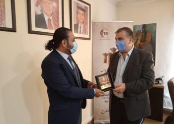 مازن قعوار يكرّم الشاعر اليمني جبر بعداني