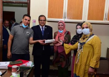 رئيس جامعة سوهاج يقوم بتوزع الحلوى على العاملين في ذكرى المولد النبوي الشريف