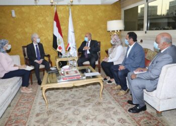 وزير النقل يلتقي السفير الياباني بالقاهرة بمناسبة إنتهاء فترة عمله في مصر