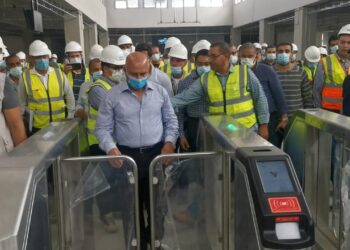 خلال جولته بمواقع العمل في مشروع القطار الكهربائي الخفيف LRT