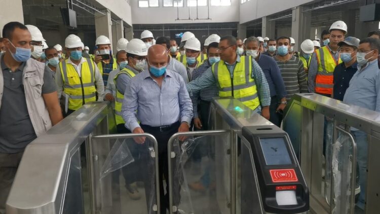 خلال جولته بمواقع العمل في مشروع القطار الكهربائي الخفيف LRT