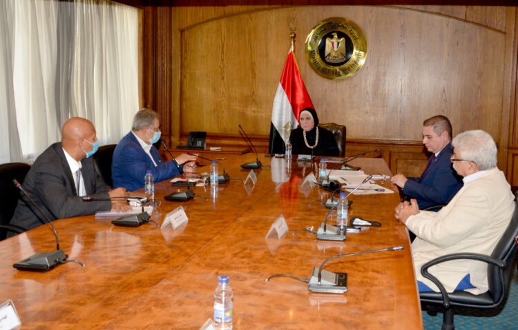 تنفيذاً لتكليفات دولة رئيس مجلس الوزراء  وزيرة التجارة والصناعة تعقد اجتماع موسع مع  منتجى الأدوات الصحية لبحث سبل تنفيذ خطة الدولة  لترشيد استهلاك  المياه بالمنازل والمنشأت الحكومية