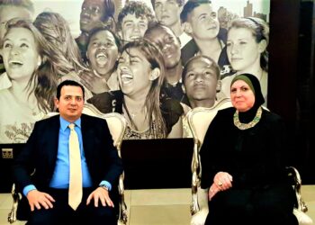 زيرة التجارة والصناعة تصدر قرارين وزاريين بإيقاف العمل بالتدابير الوقائية المفروضة على واردات البليت وحديد التسليح ومنتجات الألومنيوم  نيفين جامع: القراران يستهدفان مساندة القطاعات الإنتاجية لمواجهة الإرتفاع الكبير فى أسعار الطاقة والشحن ومستلزمات الإنتاج عالمياً     أصدرت السيدة / نيفين جامع وزيرة التجارة والصناعة قرارين وزاريين بإيقاف العمل بالقرار رقم 907 لسنة 2019 و 168 لسنة 2021 والخاصين بفرض تدابير وقائية على واردات البليت وحديد التسليح ومنتجات الألومنيوم، ويبدأ العمل بهذين القرارين إعتباراً من اليوم التالى لتاريخ نشرهما بالوقائع المصرية.     وقالت الوزيرة إن هذين القرارين جاءا نتيجة للإرتفاع الكبير الذى يشهده الاقتصاد العالمى من إرتفاع معدلات التضخم وأسعار الطاقة وكذا إرتفاع أسعار مواد ومستلزمات الإنتاج، وهو الأمر الذى يؤثر سلباً على القطاعات الإنتاجية والتصديرية المصرية، مؤكدةً حرص الوزارة على مساندة كافة القطاعات الصناعية خاصة وأن قطاع الصناعة يمثل قاطرة رئيسية  للاقتصاد القومى.     ومن جانبه أوضح السيد/ إبراهيم السجيني، مساعد الوزيرة للشئون الاقتصادية ورئيس قطاع المعالجات التجارية أن القطاع تلقى عدداً من الشكاوى المقدمة من الصناعة المحلية ، حيث تم بحث أثر فرض الرسوم الوقائية على هذه القطاعات وذلك في ضوء المستجدات العالمية والمحلية، وتبين وجود ارتفاع كبير في أسعار مدخلات الإنتاج والسلع الوسيطة، فضلاً عن عدم توافر المنتج المحلي البديل بالقدر الكافي لتغطية احتياجات السوق المحلي وأثر ذلك على ارتفاع تكلفة المنتجات تامة الصنع، وهو الأمر الذي يؤثر سلباً على تنافسية الصادرات المصرية من تلك المنتجات وكذا على السياسة الاقتصادية والتنموية التي تتبناها الدولة المصرية خاصةً في ظل المشروعات القومية الجاري تنفيذها لتحقيق التنمية المستدامة.