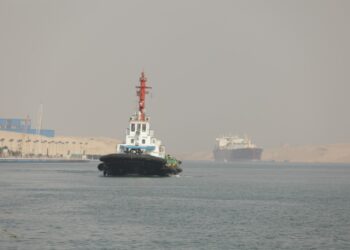 قناة السويس تشهد عبور ٨٠ سفينة بإجمالي حمولات صافية ٥,٤ مليون طن