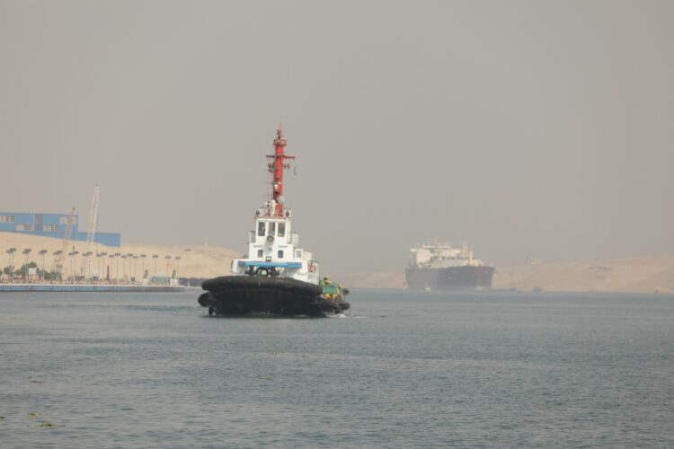 قناة السويس تشهد عبور ٨٠ سفينة بإجمالي حمولات صافية ٥,٤ مليون طن