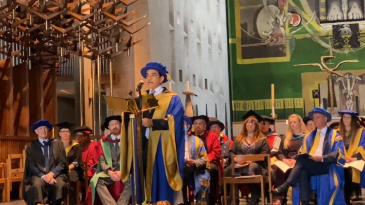 المدير العام للإيسيسكو يتسلم الدكتوراه الفخرية من جامعة كوڤنتري البريطانية 1 المدير العام للإيسيسكو يتسلم الدكتوراه الفخرية من جامعة كوڤنتري البريطانية