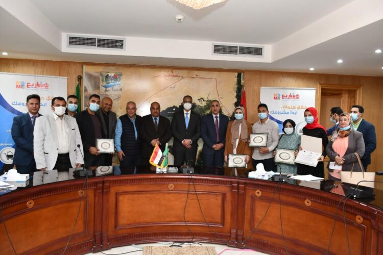 ضمن المبادرة الرئاسية حياة كريمة.. محافظ الفيوم يسلم عقود وشيكات بقيمة 6مليون جنيه لتمويل المشروعات المتوسطة والصغيرة ومتناهية الصغر