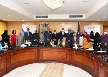 ضمن المبادرة الرئاسية حياة كريمة .. محافظ الفيوم يسلم عقود وشيكات بقيمة 6مليون جنيه لتمويل المشروعات المتوسطة والصغيرة ومتناهية الصغر