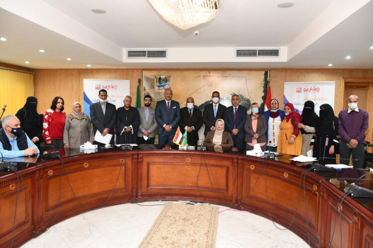 ضمن المبادرة الرئاسية حياة كريمة .. محافظ الفيوم يسلم عقود وشيكات بقيمة 6مليون جنيه لتمويل المشروعات المتوسطة والصغيرة ومتناهية الصغر 1 ضمن المبادرة الرئاسية حياة كريمة .. محافظ الفيوم يسلم عقود وشيكات بقيمة 6مليون جنيه لتمويل المشروعات المتوسطة والصغيرة ومتناهية الصغر