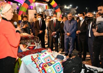 ضمن مهرجان الصعيد الفني لتشجيع السياحة .. محافظ الفيوم ومدير نوادي وفنادق القوات المسلحة يشهدان حفل فني علي ساحل بحيرة قارون