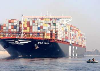 للمشاركة في أعمال التكريك بمشروع توسعة وتعميق المنطقة الجنوبيةلقناة السويس