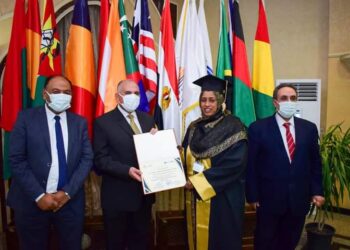 وزير الرى والموارد المائية يكرم ” ٢٠” من المتدربين الأفارقة