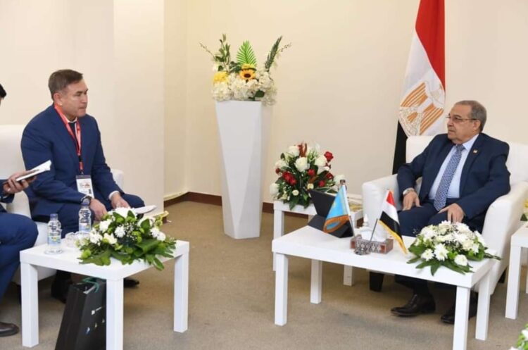 تعزيز التعاون العسكري بين مصر وكازاخستان