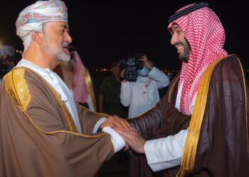 السلطان هيثم بن طارق يستقبل الأمير محمد بن سلمان .. وتوقيع ١٣ مذكرة تفاهم بقيمة ١٠ مليارات دولار