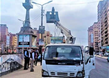 محافظ الغربية يتابع أعمال الصيانة لأعمدة الكهرباء وإنارة الطرق بالمحافظة