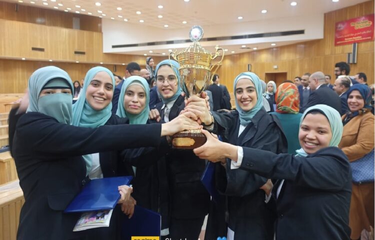 إنجاز جديد لجامعة الأزهر .. طالبات الشريعة والقانون يفوزون بالمركز الأول في مسابقة اللجنة الدولية للصليب الأحمر ويمثلون مصر بالمسابقة على مستوى الدول العربية