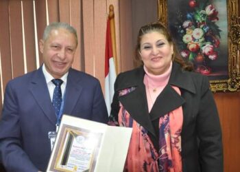 شهادة التميز في الأداء إلي الدكتورة صفاء الشريف وكيل أول وزارة الشباب والرياضة بالإسكندرية