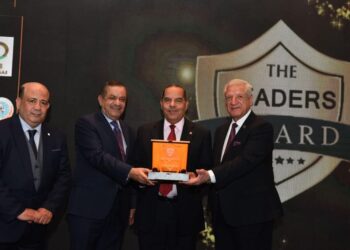 تكريم الكيميائى عبدالعظيم العباسى رائد صناعة الأسمده بالشرق الأوسط فى حضور ثلاثة وزراء .