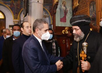 محافظ الغربية يقدم واجب العزاء في وفاة القمص بسادة بطرس