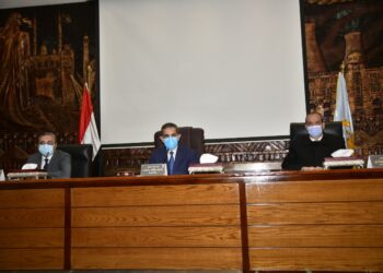 محافظ الغربية يبحث مع رؤساء المدن خطة الرصف الجديدة