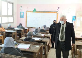 الدكتور محمد سعد مدير مديرية التربية والتعليم بالإسكندرية يتفقد بعض اللجان الإمتحانية لصفوف النقل