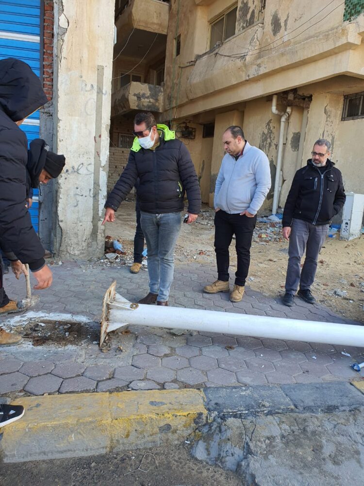 في إطار تكليفات محافظ الاسكندرية بازالة آثار موجة الطقس السئ التي شهدتها المدينة أمس  تواجد المختصون بأحياء الثغر في الشوارع لمتابعة وإزالة آثار موجة الطقس السئ