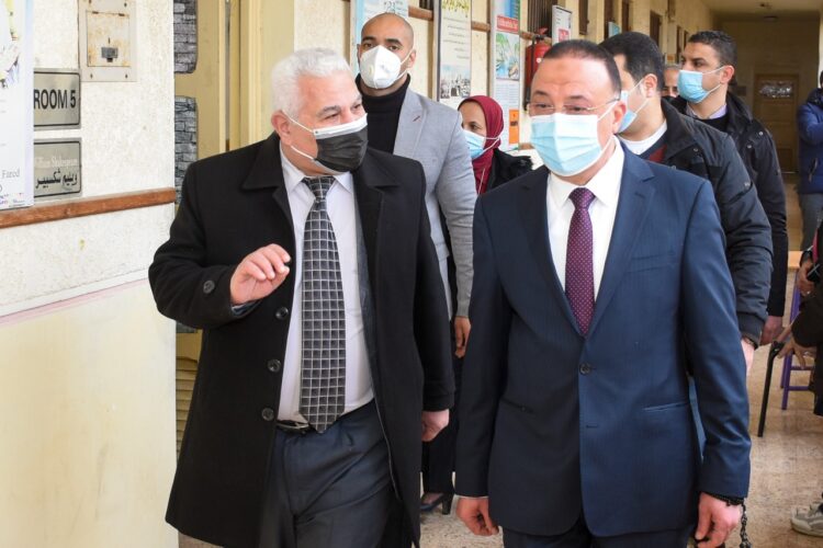 خلال جولته التفقدية علي مدارس الإسكندرية في أول أيام امتحانات الشهادة الإعدادية