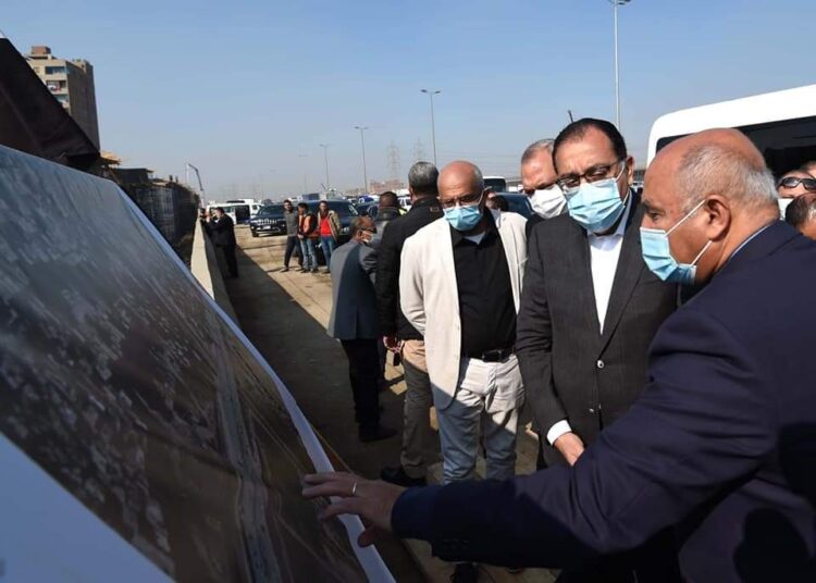 خلال جولته التفقدية اليوم : رئيس الوزراء يتابع التشغيل التجريبي للقطار الكهربائي الخفيف LRT .. ويستقل أحد القطارات من محطة الشروق حتي بدر