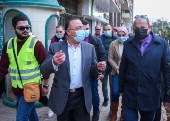 محافظ الاسكندرية ينتقل إلي موقع الهبوط الأراضي بشارع السلطان حسين بحي وسط بتواجد مسئولي المرافق والأجهزة التنفيذية