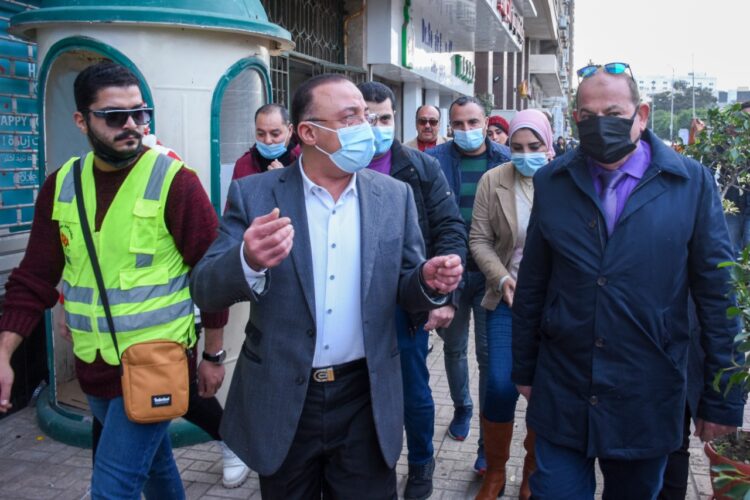 محافظ الاسكندرية ينتقل إلي موقع الهبوط الأراضي بشارع السلطان حسين بحي وسط بتواجد مسئولي المرافق والأجهزة التنفيذية 1 محافظ الاسكندرية ينتقل إلي موقع الهبوط الأراضي بشارع السلطان حسين بحي وسط بتواجد مسئولي المرافق والأجهزة التنفيذية