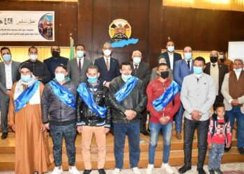 محافظ الفيوم يستقبل رئيس مؤسسة صناع الحياة مصر ويسلمان 31 مشروعا للأسر الأولي بالرعاية
