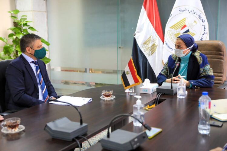 تعاون بين البيئة وشركة بيكر هيوز العالمية للطاقة في مجال تكنولوجيا الوقود المتوافقة بيئيا 1 تعاون بين البيئة وشركة بيكر هيوز العالمية للطاقة في مجال تكنولوجيا الوقود المتوافقة بيئيا