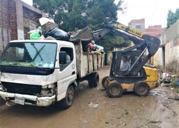 بالرغم من سقوط الأمطار،رفع المخلفات من الصباح الباكر بحي ثان المحلة