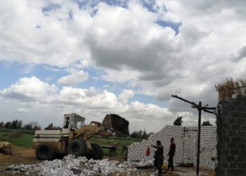 استمرار الحملات المكبرة لإزالة التعديات على أراضي أملاك الدولة وإيقاف أعمال البناء المخالف بأحياء الثغر