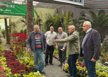 بالصور رئيس قطاع الإرشاد الزراعي يتفقد معرض زهور الربيع قبل ساعات من افتتاحه
