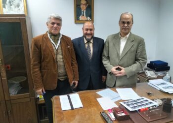 النائب الوفدى السابق الكاتب الصحفى محمود الشاذلى يهنى البحراوى ، وإدريس برئاسة تحرير الوفد .