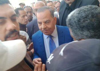 لأول مره فى تاريخ الصناعه : مظاهرة حب للكيميائى عبدالعظيم العباسى رئيس الشركه الماليه .