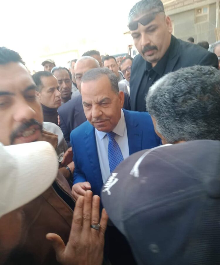 لأول مره فى تاريخ الصناعه : مظاهرة حب للكيميائى عبدالعظيم العباسى رئيس الشركه الماليه .