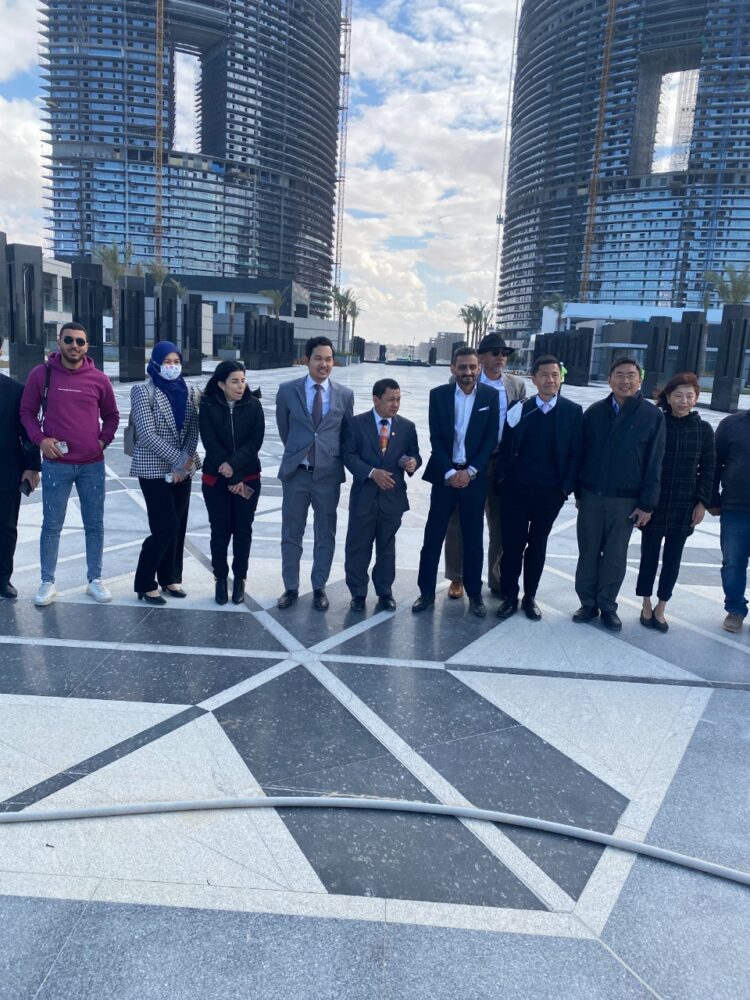 ضم سفراء دول تايلاند والفلبين وماليزيا وإندونيسيا وغيرهم 1 قام وفد من سفراء مجموعة دول آسيوية، ضم دول تايلاند ومينمار وكمبوديا وفيتنام وماليزيا وإندونيسيا وسنغافورة والفلبين ومرافقيهم بمصر، بزيارة تفقدية لمدينة العلمين الجديدة، للتعرف على أهم معالم المدينة ومتابعة الجهود المبذولة بالمشروعات التي تم وجارٍ تنفيذها بالمدينة، حيث استقبلهم المهندس وائل سمير، رئيس جهاز تنمية مدينة العلمين الجديدة، ومسئولو الجهاز والمشروعات. واستهل الوفد الأسيوي الزيارة بالاطِّلاع على عرض كامل عن الموقف التنفيذي للمشروعات بمدينة العلمين الجديدة، كما تم عرض فيلم تسجيلي عن مراحل إنشاء المدينة ومراحل تطورها، وقام المهندس وائل سمير بالرد على التساؤلات والاستفسارات التي تقدم بها أعضاء الوفد الآسيوي، وإهداء درع مدينة العلمين الجديدة التذكاري للسفراء المشاركين في الزيارة. ثم قام الوفد بجولة ميدانية بمنطقة الأبراج الشاطئية بداية من الأبراج التى تنفذها شركة أبناء علام ثم الأبراج تنفيذ شركة درة، ثم انتقلوا إلى زيارة المنطقة الترفيهية مروراً بالبواغيز والكباري بمدينة العلمين الجديدة. وخلال الزيارة أشاد أعضاء الوفد بالجهود المبذولة وجودة التشطيبات والأعمال المنفذة بالمشروعات المختلفة، معربين عن سعادتهم بما شاهدوه ومتطَّلعين لزيادة أطر التعاون بين مصر وبلادهم في المجالات كافة. جدير بالذكر أنه جارٍ بمدينة العلمين الجديدة تنفيذ 8 أبراج بالمنطقة الشاطئية، ووصلت نسبة التنفيذ ببعض الأبراج مراحل متقدمة، بينما جارٍ تنفيذ أعمال التشطيبات لـ15 برجاً تم الانتهاء من تنفيذها بالمنطقة الشاطئية، كما تم الانتهاء من تنفيذ الأعمال بالمنطقة الترفيهية، والتى تتوسط منطقة الأبراج الشاطئية، وتطل على البحر مباشرة، وتضم جراجا يسع 3 آلاف سيارة، وعددا من المحال، التى تم تشغيل بعضها، إضافة إلى الانتهاء من أعمال تشطيبات الجزء الشاطئي من الممشى السياحى والذى يبلغ طوله 7 كم. كما يتم أيضاً تنفيذ مشروع أبراج الداون تاون، بمدينة العلمين الجديدة، والتى تنفذها شركة "cscec" الصينية، على غرار أبراج منطقة الأعمال المركزية بالعاصمة الإدارية الجديدة، حيث يشمل المشروع إنشاء 5 أبراج سكنية كاملة التشطيب والخدمات، وتطل الأبراج على بحيرة صناعية، وتضم البرج الأيقونى بارتفاع 250 متراً (68 دورا) بإجمالى مسطحات 465 ألف م2، و4 أبراج بارتفاع 200 متر للبرج (56 دورا) بإجمالى مسطحات 320 ألف م2. ويجرى أيضاً بمدينة العلمين الجديدة تنفيذ مشروع المدينة التراثية، على مساحة 260 فدانا، ويبلغ إجمالى عدد المنشآت بالمدينة حوالى 70 منشأة، وتشمل (البحيرة الرئيسية – الحديقة المركزية – المسجد – الكنيسة – المسرح الرومانى – الأوبرا – المبانى التجارية والفندقية فى الحى القديم – مجمع السينمات)، بجانب تنفيذ العديد من المشروعات السكنية والخدمية الأخرى لتحقيق التنمية المستهدفة بالمدينة.