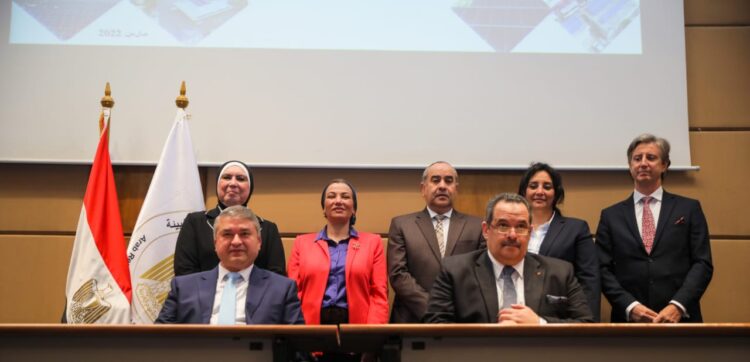 وزراء البيئة والتجارة والصناعة والطيار و الطيران المدنى يشهدون مراسم توقيع بروتوكولات تعاون لتنفيذ محطات طاقة شمسية بمطار شرم الشيخ الدولي 1 وزراء البيئة والتجارة والصناعة والطيار و الطيران المدنى يشهدون مراسم توقيع بروتوكولات تعاون لتنفيذ محطات طاقة شمسية بمطار شرم الشيخ الدولي