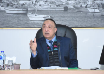 محافظ الاسكندرية يشدد علي المختصين بالمتابعة الدورية والمفاجئة للأسواق والمحال ويكلف بنشر الأرقام والخطوط الساخنة لاستقبال شكاوي وبلاغات المواطنين