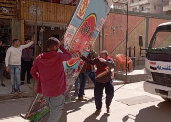 حملات مكبرة لإزالة الاعلانات واللافتات المخالفة بأحياء الإسكندرية 5 حملات مكبرة لإزالة الاعلانات واللافتات المخالفة بأحياء الإسكندرية