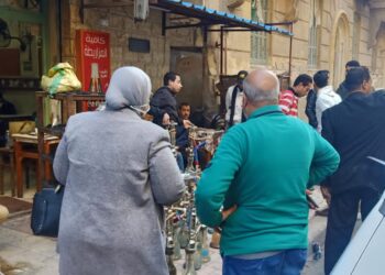 تنفيذا لتكليفات محافظ الإسكندرية  الأجهزة التنفيذية تتحفظ علي 50 شيشة بعدد من المقاهي المخالفة بأحياء شرق ووسط.. وتحرير محاضر وغرامات حيالها